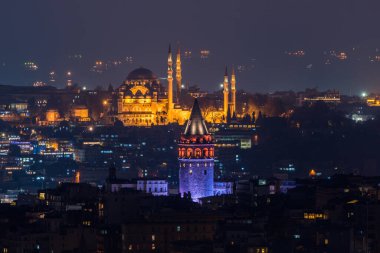 İstanbul gece görüşü. İstanbul, Türkiye 'de Galata Kulesi ve Süleyman Camii gece.
