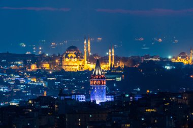 İstanbul gece görüşü. İstanbul, Türkiye 'de Galata Kulesi ve Süleyman Camii gece.