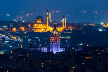 İstanbul gece görüşü. İstanbul, Türkiye 'de Galata Kulesi ve Süleyman Camii gece.