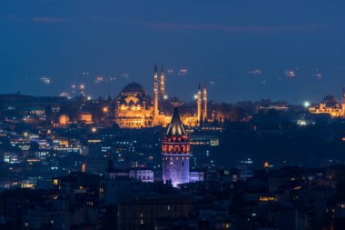 İstanbul gece görüşü. İstanbul, Türkiye 'de Galata Kulesi ve Süleyman Camii gece.