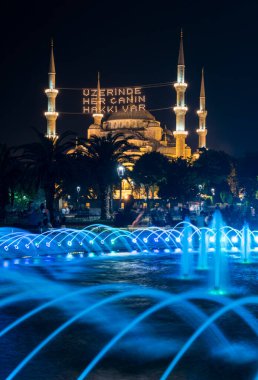 İstanbul 'daki Mavi Cami. (Sultanahmet Camii) Cami özellikle Ramazan ayı için MAHYA ile aydınlatılmıştır..