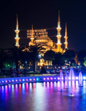 İstanbul 'daki Mavi Cami. (Sultanahmet Camii) Cami özellikle Ramazan ayı için MAHYA ile aydınlatılmıştır..