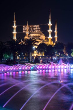 İstanbul 'daki Mavi Cami. (Sultanahmet Camii) Cami özellikle Ramazan ayı için MAHYA ile aydınlatılmıştır..