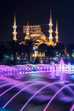 İstanbul 'daki Mavi Cami. (Sultanahmet Camii) Cami özellikle Ramazan ayı için MAHYA ile aydınlatılmıştır..