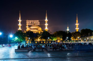 İstanbul 'daki Mavi Cami. (Sultanahmet Camii) Cami özellikle Ramazan ayı için MAHYA ile aydınlatılmıştır..