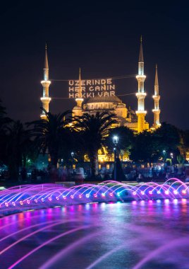 İstanbul 'daki Mavi Cami. (Sultanahmet Camii) Cami özellikle Ramazan ayı için MAHYA ile aydınlatılmıştır..