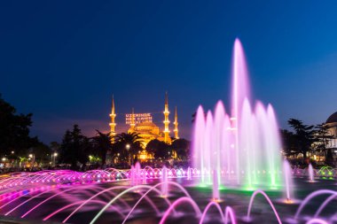 İstanbul 'daki Mavi Cami. (Sultanahmet Camii) Cami özellikle Ramazan ayı için MAHYA ile aydınlatılmıştır..