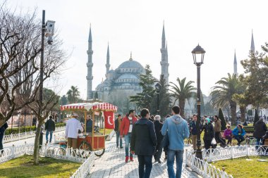 İSTANBUL, TURKEY - 19 Şubat 2017: İstanbul 'daki Mavi Cami (Sultanahmet Camii). Sultanahmet Meydanı çok sayıda simgesi olan popüler bir turizm mekanıdır..