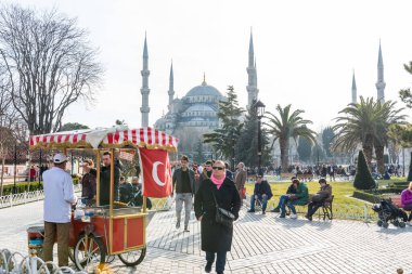 İSTANBUL, TURKEY - 19 Şubat 2017: İstanbul 'daki Mavi Cami (Sultanahmet Camii). Sultanahmet Meydanı çok sayıda simgesi olan popüler bir turizm mekanıdır..
