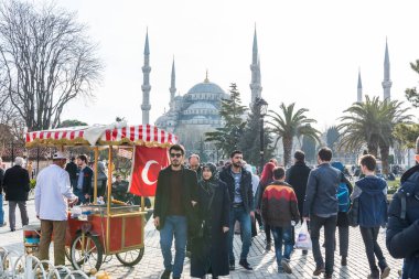 İSTANBUL, TURKEY - 19 Şubat 2017: İstanbul 'daki Mavi Cami (Sultanahmet Camii). Sultanahmet Meydanı çok sayıda simgesi olan popüler bir turizm mekanıdır..