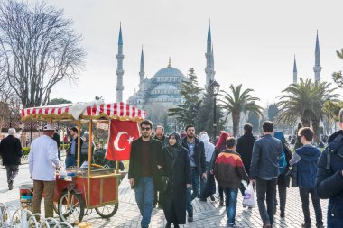 İSTANBUL, TURKEY - 19 Şubat 2017: İstanbul 'daki Mavi Cami (Sultanahmet Camii). Sultanahmet Meydanı çok sayıda simgesi olan popüler bir turizm mekanıdır..