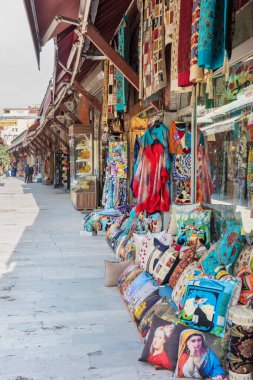 İSTANBUL, TURKEY - 19 Şubat 2017: Arasta Çarşısı, Sultanahmets 'in tarihi bölgesinde bir pazar caddesidir. Sultanahmet, İstanbul, Türkiye.