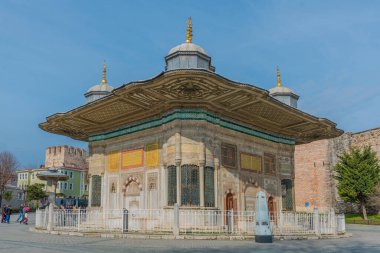 İSTANBUL, TURKEY - 19 Şubat 2017: III. Sultan Ahmet Çeşmesi (Türkçe: III. Ahmet Cesmesi, Topkapı Sarayı 'nın önündeki büyük meydanda bulunan bir çeşmedir..