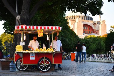İSTANBUL, TURKEY - 8 Temmuz 2017: Sultanahmet Meydanı, İstanbul, Türkiye 'de mısır satıcısı.