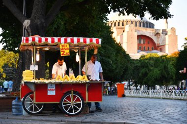 İSTANBUL, TURKEY - 8 Temmuz 2017: Sultanahmet Meydanı, İstanbul, Türkiye 'de mısır satıcısı.