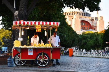 İSTANBUL, TURKEY - 8 Temmuz 2017: Sultanahmet Meydanı, İstanbul, Türkiye 'de mısır satıcısı.