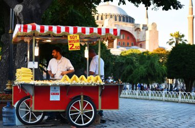 İSTANBUL, TURKEY - 8 Temmuz 2017: Sultanahmet Meydanı, İstanbul, Türkiye 'de mısır satıcısı.