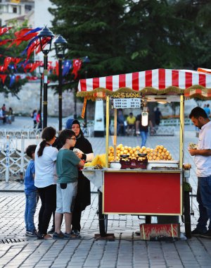 İSTANBUL, TURKEY - 8 Temmuz 2017: Sultanahmet Meydanı, İstanbul, Türkiye 'de mısır satıcısı.