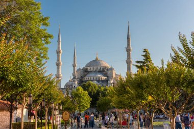 İSTANBUL, TURKEY - 8 Temmuz 2017: İstanbul 'daki Mavi Cami (Sultanahmet Camii). Sultanahmet Meydanı çok sayıda simgesi olan popüler bir turizm mekanıdır..