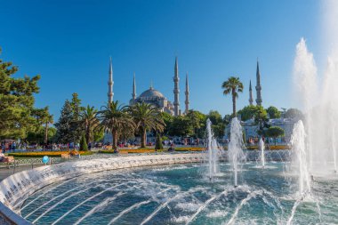 İSTANBUL, TURKEY - 8 Temmuz 2017: İstanbul 'daki Mavi Cami (Sultanahmet Camii). Sultanahmet Meydanı çok sayıda simgesi olan popüler bir turizm mekanıdır..