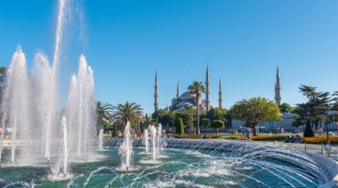 İSTANBUL, TURKEY - 8 Temmuz 2017: İstanbul 'daki Mavi Cami (Sultanahmet Camii). Sultanahmet Meydanı çok sayıda simgesi olan popüler bir turizm mekanıdır..