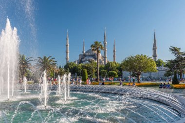 İSTANBUL, TURKEY - 8 Temmuz 2017: İstanbul 'daki Mavi Cami (Sultanahmet Camii). Sultanahmet Meydanı çok sayıda simgesi olan popüler bir turizm mekanıdır..