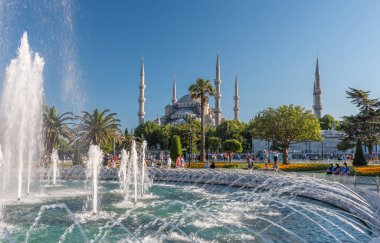 İSTANBUL, TURKEY - 8 Temmuz 2017: İstanbul 'daki Mavi Cami (Sultanahmet Camii). Sultanahmet Meydanı çok sayıda simgesi olan popüler bir turizm mekanıdır..