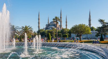 İSTANBUL, TURKEY - 8 Temmuz 2017: İstanbul 'daki Mavi Cami (Sultanahmet Camii). Sultanahmet Meydanı çok sayıda simgesi olan popüler bir turizm mekanıdır..