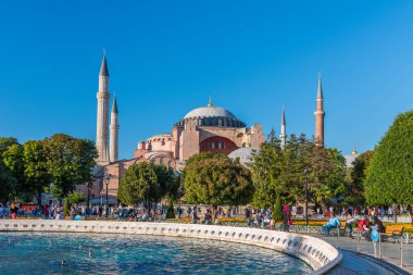 İSTANBUL, TURKEY - 8 Temmuz 2017: İstanbul 'daki Mavi Cami (Sultanahmet Camii). Sultanahmet Meydanı çok sayıda simgesi olan popüler bir turizm mekanıdır..
