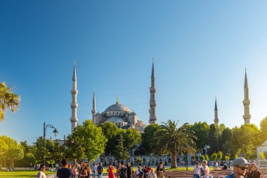 İSTANBUL, TURKEY - 8 Temmuz 2017: İstanbul 'daki Mavi Cami (Sultanahmet Camii). Sultanahmet Meydanı çok sayıda simgesi olan popüler bir turizm mekanıdır..