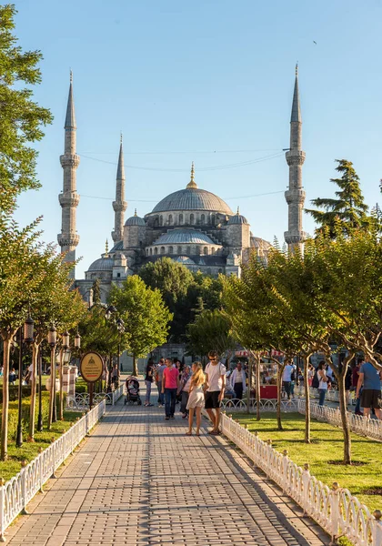 İSTANBUL, TURKEY - 8 Temmuz 2017: İstanbul 'daki Mavi Cami (Sultanahmet Camii). Sultanahmet Meydanı çok sayıda simgesi olan popüler bir turizm mekanıdır..