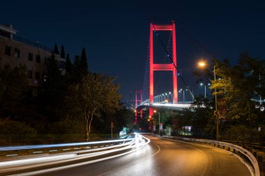 İstanbul Boğazı Köprüsü, gece. 15 Temmuz Şehitler Köprüsü. İstanbul, Türkiye.