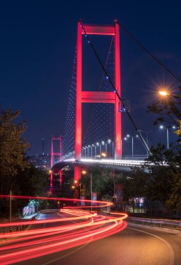 İstanbul Boğazı Köprüsü, gece. 15 Temmuz Şehitler Köprüsü. İstanbul, Türkiye.