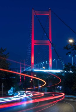 İstanbul Boğazı Köprüsü, gece. 15 Temmuz Şehitler Köprüsü. İstanbul, Türkiye.