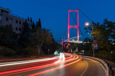 İstanbul Boğazı Köprüsü, gece. 15 Temmuz Şehitler Köprüsü. İstanbul, Türkiye.