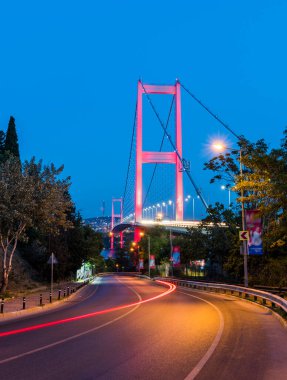 İstanbul Boğazı Köprüsü, gece. 15 Temmuz Şehitler Köprüsü. İstanbul, Türkiye.