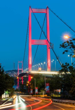 İstanbul Boğazı Köprüsü, gece. 15 Temmuz Şehitler Köprüsü. İstanbul, Türkiye.