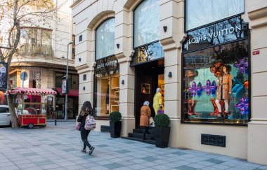 İSTANBUL, TURKEY - 2 Ocak 2018: Nisantasi, İstanbul, Türkiye 'deki Louis Vuitton Mağazası.