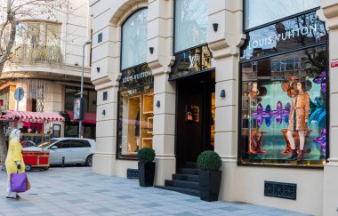 İSTANBUL, TURKEY - 2 Ocak 2018: Nisantasi, İstanbul, Türkiye 'deki Louis Vuitton Mağazası.