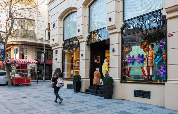 İSTANBUL, TURKEY - 2 Ocak 2018: Nisantasi, İstanbul, Türkiye 'deki Louis Vuitton Mağazası.