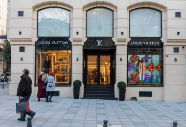 İSTANBUL, TURKEY - 2 Ocak 2018: Nisantasi, İstanbul, Türkiye 'deki Louis Vuitton Mağazası.