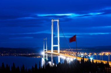 Osman Gazi Köprüsü (İzmit Körfezi Köprüsü). İzmit, Kokael, Turkey. Hepsi bu. Türkiye 'nin en uzun köprüsü ve dünyanın en uzun dördüncü asma köprüsü, merkez açıklığının uzunluğuyla.