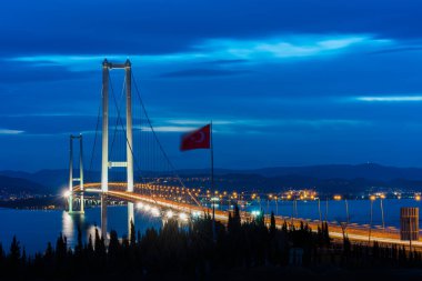Osman Gazi Köprüsü (İzmit Körfezi Köprüsü). İzmit, Kokael, Turkey. Hepsi bu. Türkiye 'nin en uzun köprüsü ve dünyanın en uzun dördüncü asma köprüsü, merkez açıklığının uzunluğuyla.
