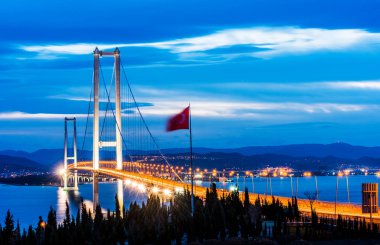 Osman Gazi Köprüsü (İzmit Körfezi Köprüsü). İzmit, Kokael, Turkey. Hepsi bu. Türkiye 'nin en uzun köprüsü ve dünyanın en uzun dördüncü asma köprüsü, merkez açıklığının uzunluğuyla.