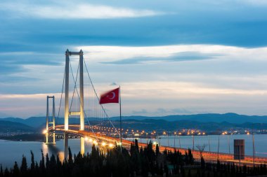 Osman Gazi Köprüsü (İzmit Körfezi Köprüsü). İzmit, Kokael, Turkey. Hepsi bu. Türkiye 'nin en uzun köprüsü ve dünyanın en uzun dördüncü asma köprüsü, merkez açıklığının uzunluğuyla.