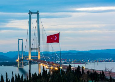 Osman Gazi Köprüsü (İzmit Körfezi Köprüsü). İzmit, Kokael, Turkey. Hepsi bu. Türkiye 'nin en uzun köprüsü ve dünyanın en uzun dördüncü asma köprüsü, merkez açıklığının uzunluğuyla.