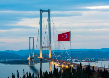 Osman Gazi Köprüsü (İzmit Körfezi Köprüsü). İzmit, Kokael, Turkey. Hepsi bu. Türkiye 'nin en uzun köprüsü ve dünyanın en uzun dördüncü asma köprüsü, merkez açıklığının uzunluğuyla.