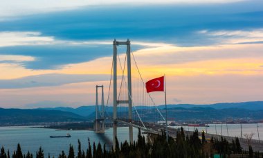Osman Gazi Köprüsü (İzmit Körfezi Köprüsü). İzmit, Kokael, Turkey. Hepsi bu. Türkiye 'nin en uzun köprüsü ve dünyanın en uzun dördüncü asma köprüsü, merkez açıklığının uzunluğuyla.