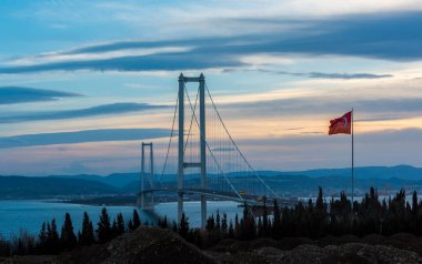 Osman Gazi Köprüsü (İzmit Körfezi Köprüsü). İzmit, Kokael, Turkey. Hepsi bu. Türkiye 'nin en uzun köprüsü ve dünyanın en uzun dördüncü asma köprüsü, merkez açıklığının uzunluğuyla.