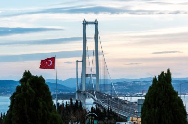 Osman Gazi Köprüsü (İzmit Körfezi Köprüsü). İzmit, Kokael, Turkey. Hepsi bu. Türkiye 'nin en uzun köprüsü ve dünyanın en uzun dördüncü asma köprüsü, merkez açıklığının uzunluğuyla.